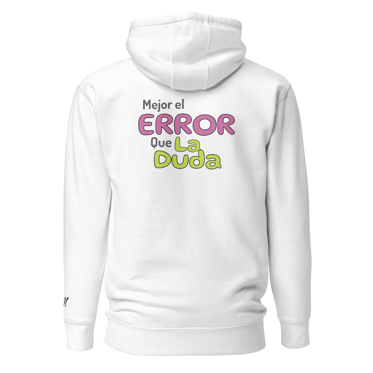 Sudadera con capucha MILLE VIBRA de color blanco con la frase "Mejor el Error Que La Duda" en la espalda y detalle de M bordada en la muñeca. Vista trasera.