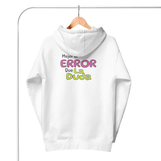 Sudadera con capucha MILLE VIBRA de color blanco con la frase "Mejor el Error Que La Duda" en la espalda. Vista trasera del producto en percha.