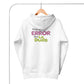 Sudadera con capucha MILLE VIBRA de color blanco con la frase "Mejor el Error Que La Duda" en la espalda. Vista trasera del producto en percha.