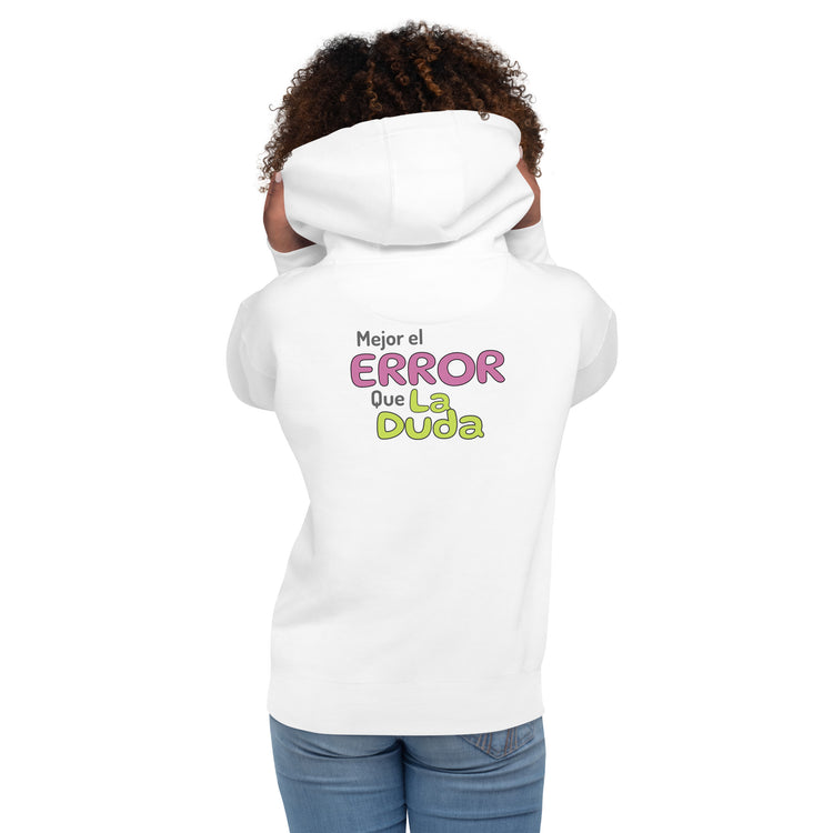 Sudadera con capucha MILLE VIBRA de color blanco con la frase "Mejor el Error Que La Duda" en la espalda. Vista trasera con modelo.